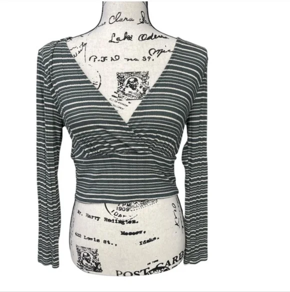 ModCloth V- Neck Long Sleeve Crop Top - Picture 2 of 8